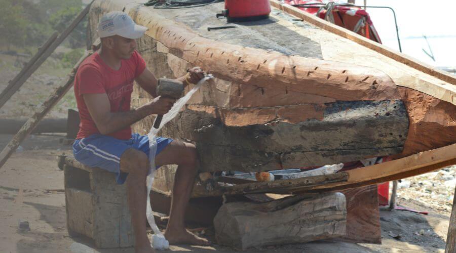 Why choose water damage restoration service for commercial flood cleanup in Largo